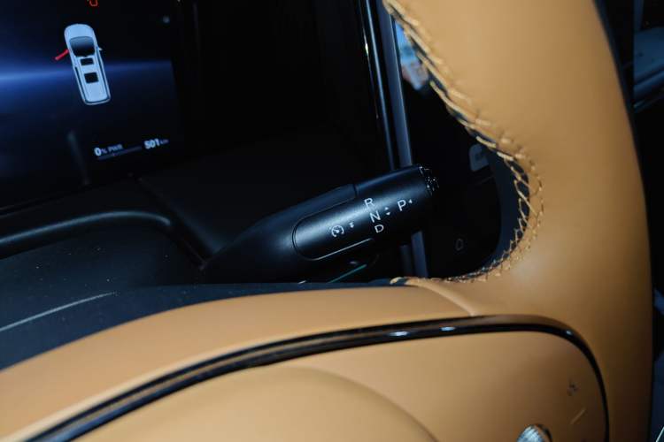Used GAC Trumpchi Xiangwang M8 2025 Qiankun Series Pro Comfort Cabin Gear Lever
