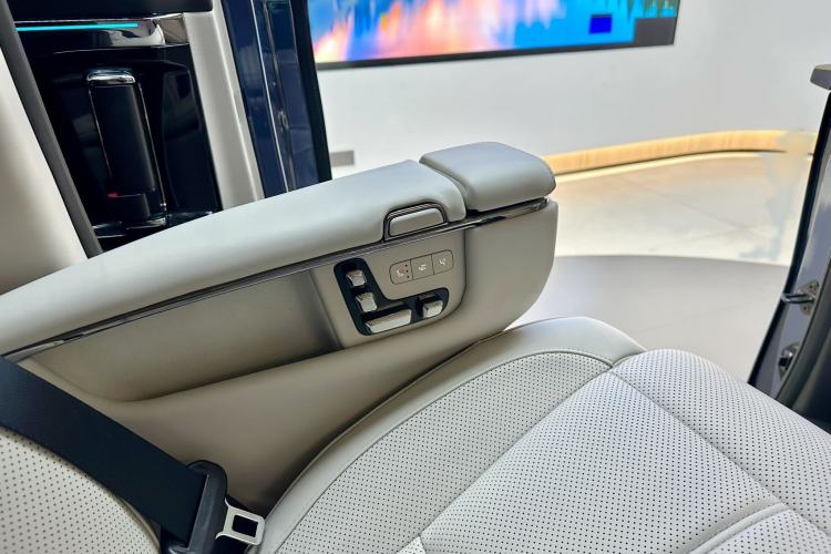 Used GAC Trumpchi Xiangwang M8 2025 Kunkun Series Ultra First-Class Cabin Interior 9