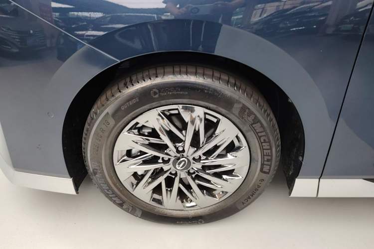 Used GAC Trumpchi Xiangwang M8 2025 Qiankun Series Pro Comfort Cabin Left Front Wheel Hub