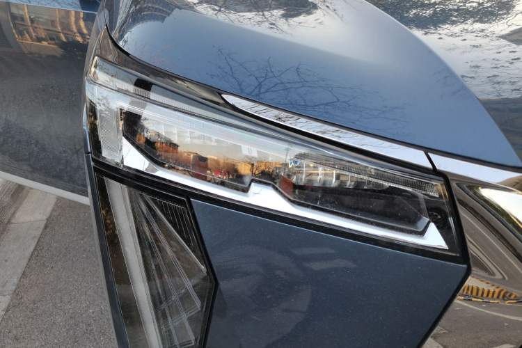 Used GAC Trumpchi Xiangwang M8 2025 Model HarmonyOS Cockpit Edition Right Front Headlight