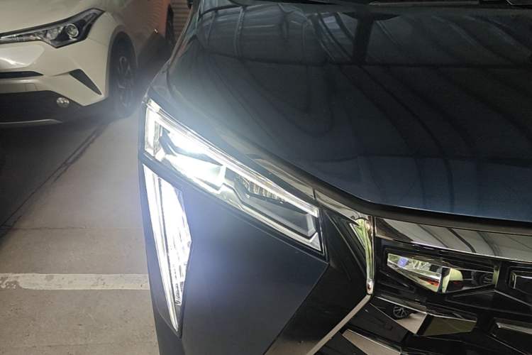 Used GAC Trumpchi Xiangwang M8 2025 Kunkun Series Ultra First-Class Cabin Right Front Headlight