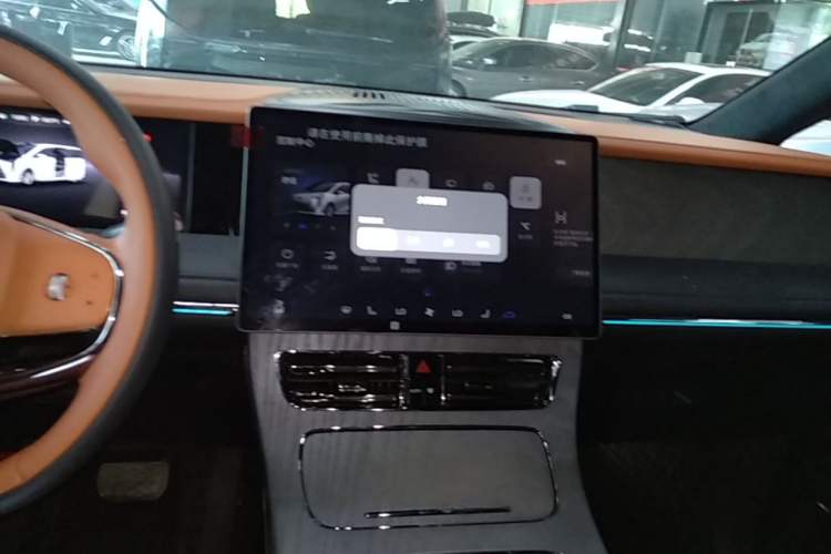 Used GAC Trumpchi Xiangwang M8 2025 Kunkun Series Ultra First-Class Cabin Audio And AC Panel
