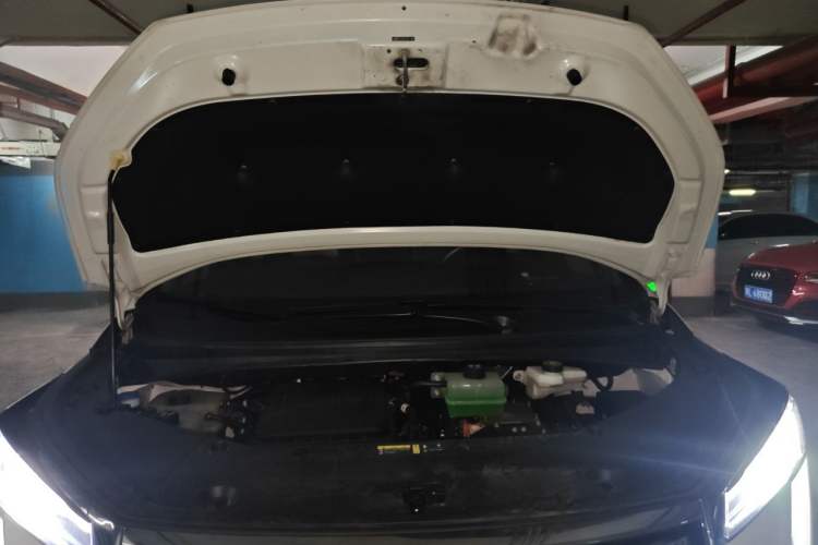 Used GAC Trumpchi Xiangwang M8 2025 Kunkun Series Max Luxury Cabin Engine Bay