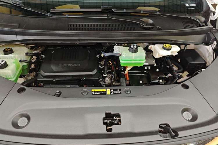 Used GAC Trumpchi Xiangwang M8 2025 Kunkun Series Ultra First-Class Cabin Engine Bay