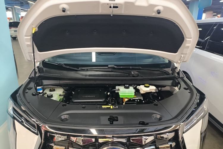 Used GAC Trumpchi Xiangwang M8 2025 Kunkun Series Ultra First-Class Cabin Engine Bay