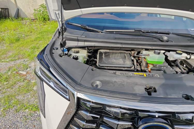 Used GAC Trumpchi Xiangwang M8 2025 Kunkun Series Ultra First-Class Cabin Engine Bay Right