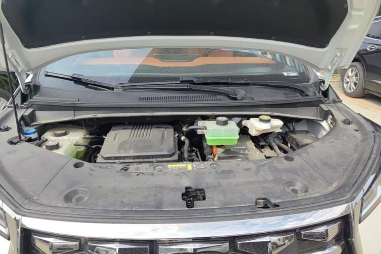 Used GAC Trumpchi Xiangwang M8 2025 Qiankun Series Pro Comfort Cabin Engine Bay