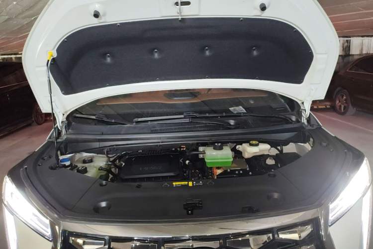 Used GAC Trumpchi Xiangwang M8 2025 Kunkun Series Ultra First-Class Cabin Engine Bay