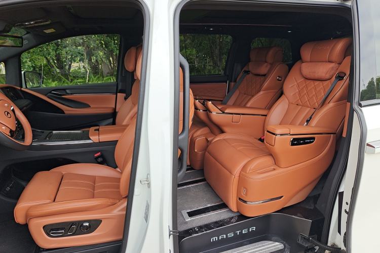 Used GAC Trumpchi Xiangwang M8 2025 Kunkun Series Ultra First-Class Cabin Interior 2