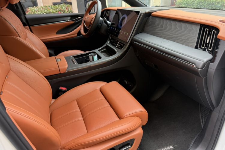 Used GAC Trumpchi Xiangwang M8 2025 Kunkun Series Ultra First-Class Cabin Interior 2