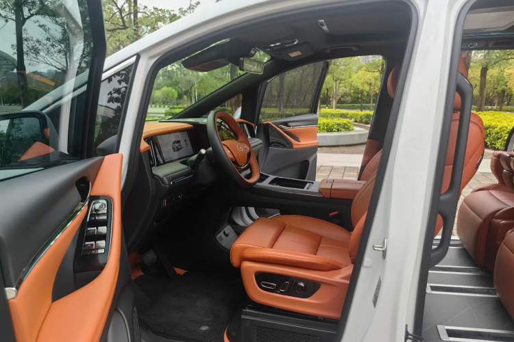 Used GAC Trumpchi Xiangwang M8 2025 Kunkun Series Ultra First-Class Cabin Interior 2