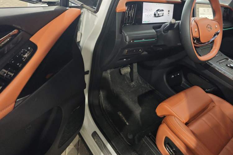 Used GAC Trumpchi Xiangwang M8 2025 Kunkun Series Ultra First-Class Cabin Interior 3