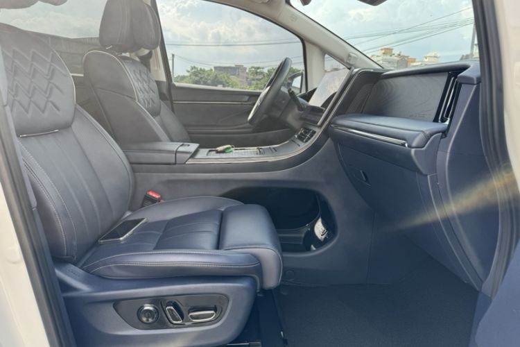 Used GAC Trumpchi Xiangwang M8 2025 Kunkun Series Ultra First-Class Cabin Interior 5
