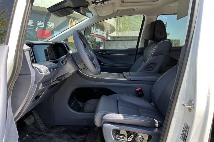 Used GAC Trumpchi Xiangwang M8 2025 Kunkun Series Max Luxury Cabin Interior 6