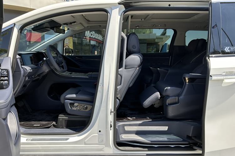 Used GAC Trumpchi Xiangwang M8 2025 Kunkun Series Max Luxury Cabin Interior 7