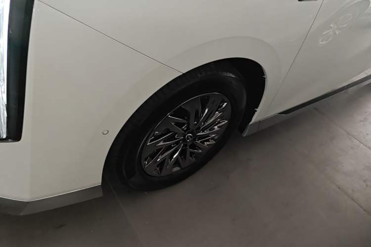 Used GAC Trumpchi Xiangwang M8 2025 Kunkun Series Ultra First-Class Cabin Left Front Wheel Hub