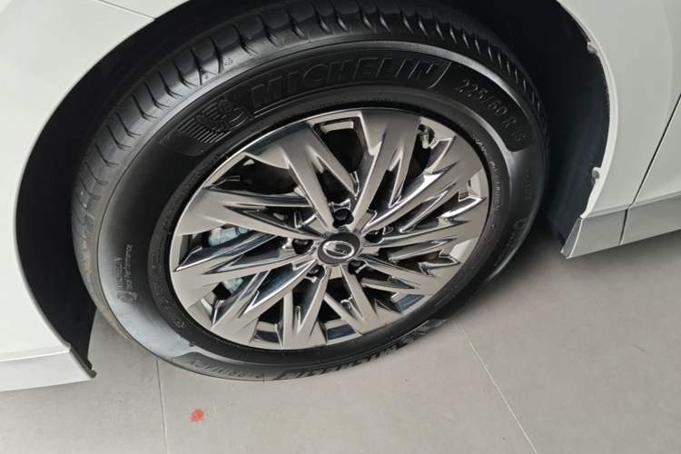 Used GAC Trumpchi Xiangwang M8 2025 Kunkun Series Ultra First-Class Cabin Left Front Wheel Hub