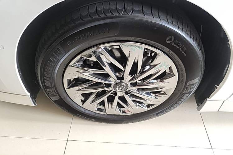 Used GAC Trumpchi Xiangwang M8 2025 Kunkun Series Ultra First-Class Cabin Left Front Wheel Hub