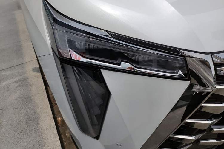 Used GAC Trumpchi Xiangwang M8 2025 Kunkun Series Ultra First-Class Cabin Right Front Headlight