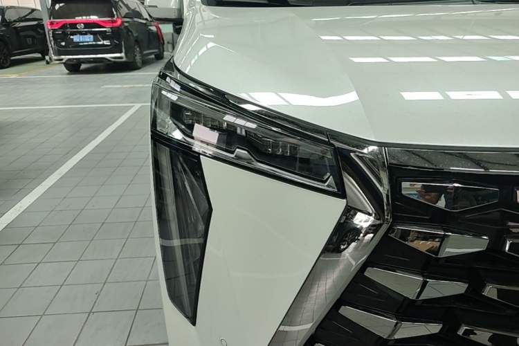 Used GAC Trumpchi Xiangwang M8 2025 Kunkun Series Ultra First-Class Cabin Right Front Headlight