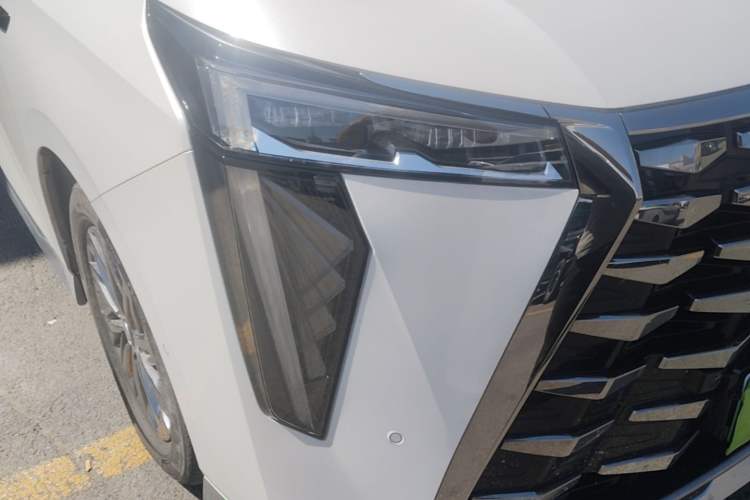 Used GAC Trumpchi Xiangwang M8 2025 Kunkun Series Ultra First-Class Cabin Right Front Headlight