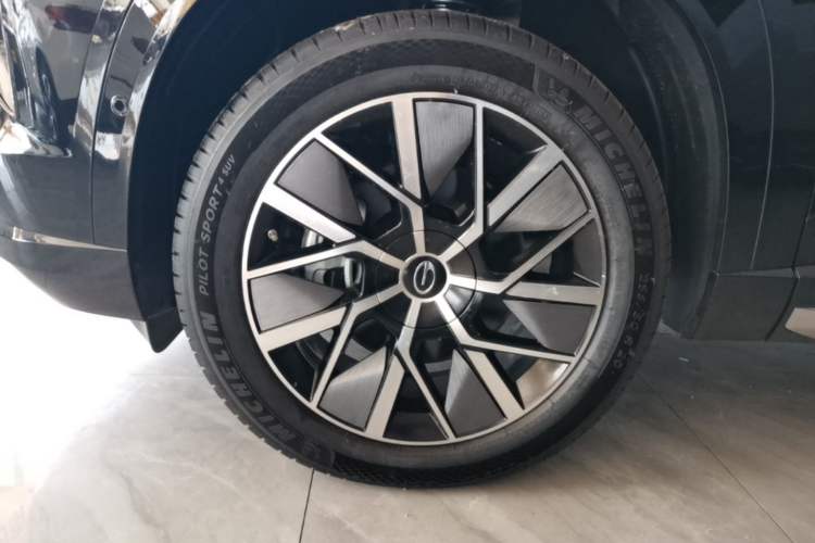 Used GAC Trumpchi Xiangwang S7 2025 205 km Max LiDAR Version Left Front Wheel Hub