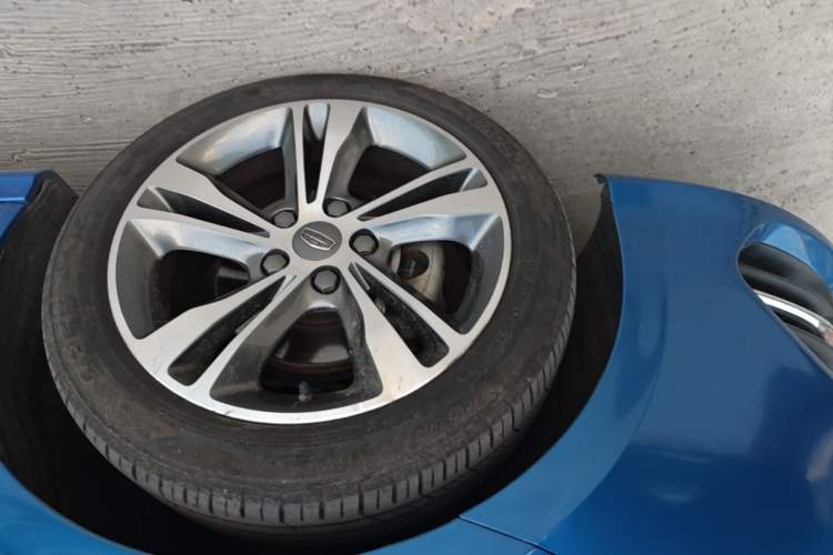 Used Geely Auto Binray 2018 14T CVT Binyi Edition Left Front Wheel Hub