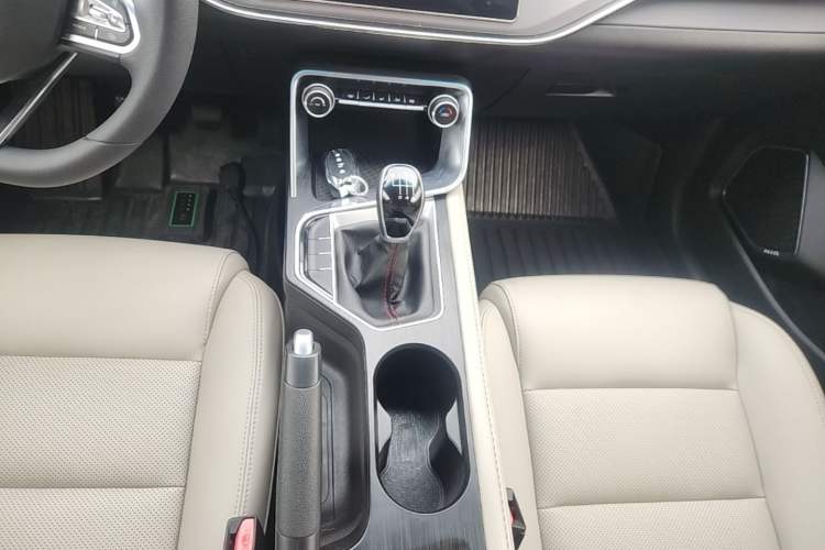 Used Geely Auto Binray 2018 14T Manual Colorful Edition Gear Lever