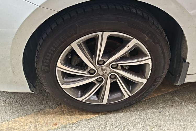 Used Geely Auto Binray 2018 14T CVT Colorful Edition Left Front Wheel Hub