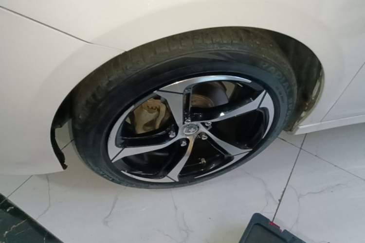 Used Geely Auto Binray 2018 14T CVT Binyi Edition Left Front Wheel Hub