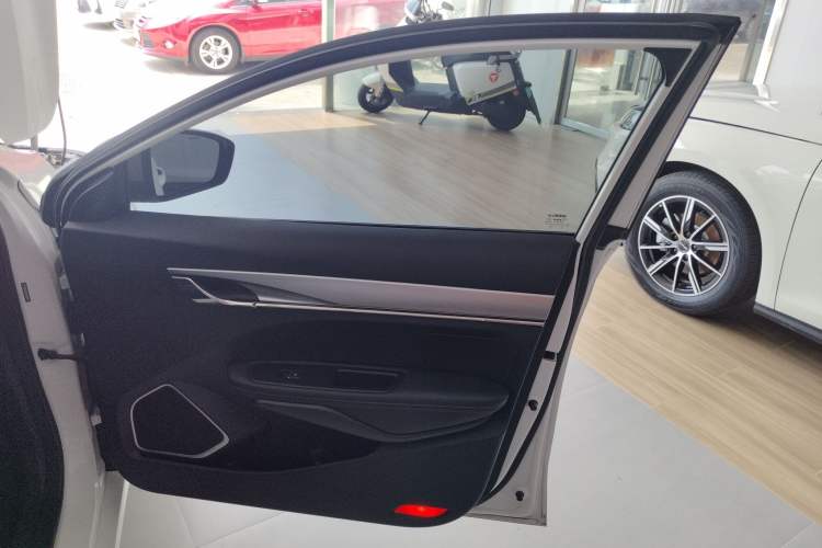 Used Geely Auto Binray 2019 200T Manual Binchi Edition Interior 5