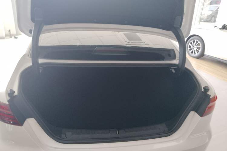 Used Geely Auto Binray 2019 200T Manual Binchi Edition Trunk