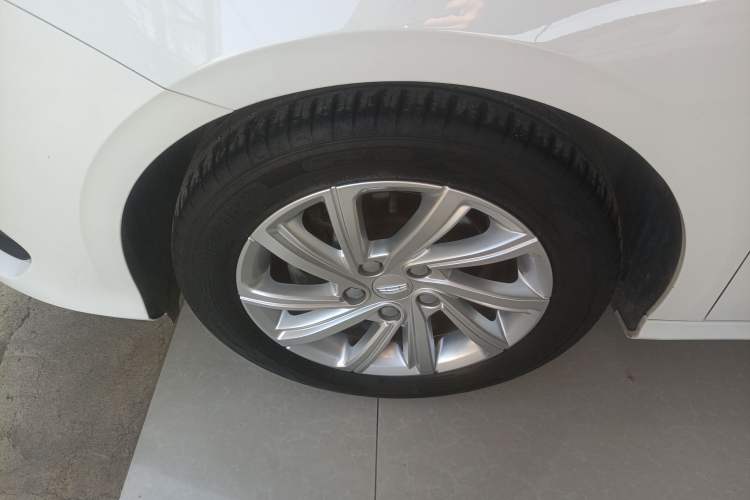 Used Geely Auto Binray 2020 200T DCT Comfort Version Left Front Wheel Hub