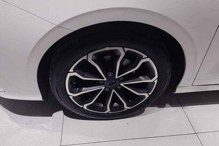 Used Geely Auto Binray 2021 1.4T CVT Asian Games Edition Left Front Wheel Hub