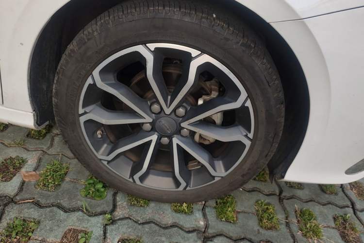 Used Geely Auto Binray 2021 1.4T CVT Asian Games Edition Right Front Wheel Hub