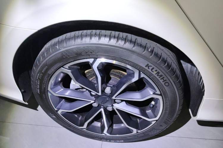 Used Geely Auto Binray 2021 1.4T CVT Asian Games Edition Right Rear Wheel Hub