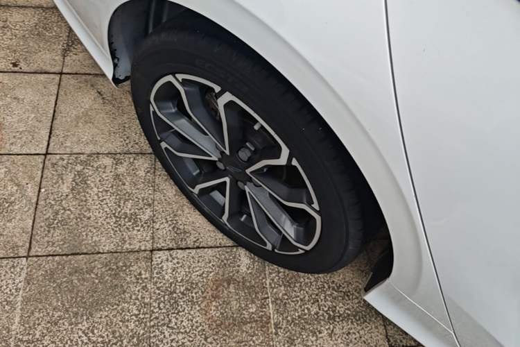 Used Geely Auto Binray 2021 1.4T CVT Asian Games Edition Right Rear Wheel Hub