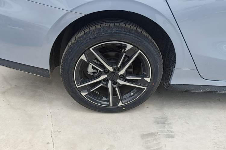 Used Geely Auto Binray 2024 Binrui COOL 1.5T DCT Longteng Edition Right Rear Wheel Hub