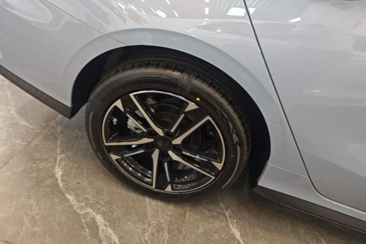 Used Geely Auto Binray 2024 Binrui COOL 1.5T DCT Longteng Edition Right Rear Wheel Hub