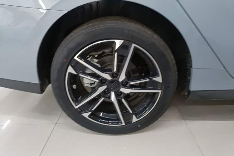 Used Geely Auto Binray 2024 Binrui COOL 1.5T DCT Longteng Edition Right Rear Wheel Hub