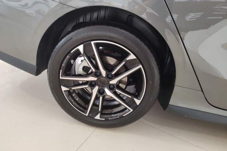 Used Geely Auto Binray 2024 Binrui COOL 1.5T DCT Longteng Edition Right Rear Wheel Hub