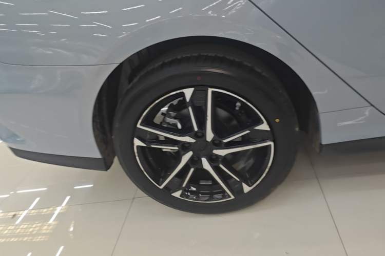 Used Geely Auto Binray 2024 Binrui COOL 1.5T DCT Longteng Edition Right Rear Wheel Hub