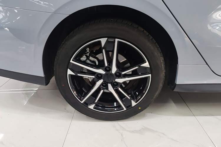 Used Geely Auto Binray 2024 Binrui COOL 1.5T DCT Longteng Edition Right Rear Wheel Hub