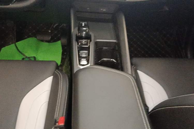 Used Geely Auto Binray 2024 Binrui COOL 1.5T DCT Champion Edition Gear Lever