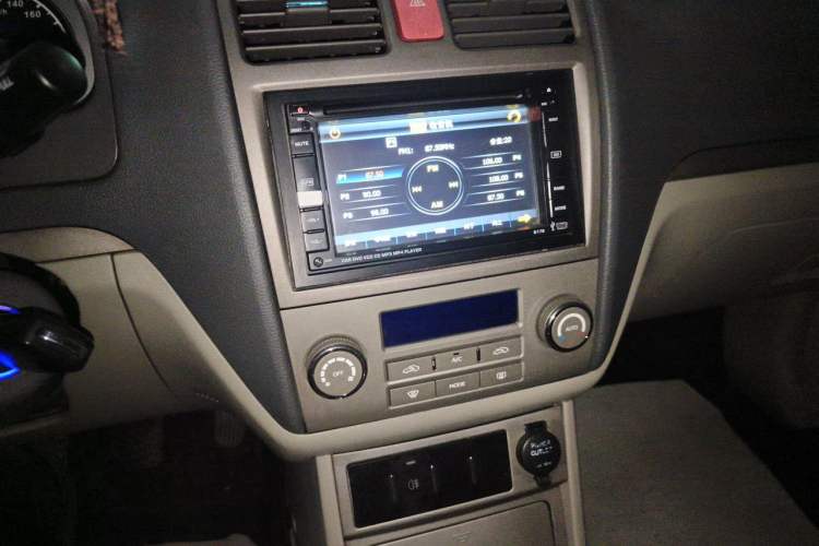 Used Geely Auto Classic Emgrand 2010 Sedan 1.8L Manual Standard Model Audio And AC Panel