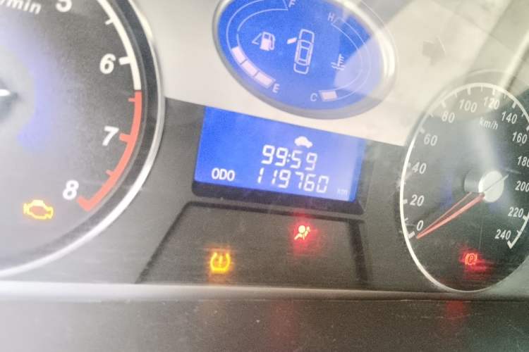 Used Geely Auto Classic Emgrand 2010 Sedan 1.8L Manual Standard Model Odometer Close Up