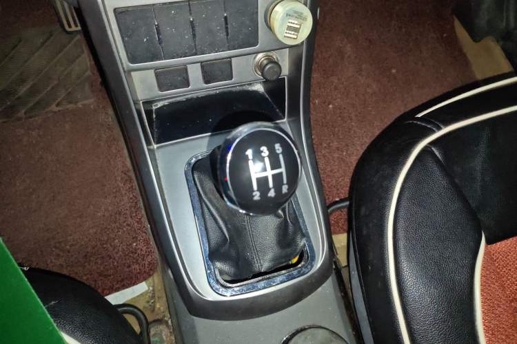 Used Geely Auto Classic Emgrand 2012 Sedan 1.5L Manual Standard Model Gear Lever