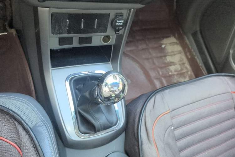 Used Geely Auto Classic Emgrand 2012 Sedan 1.8L Manual Luxury Model Gear Lever