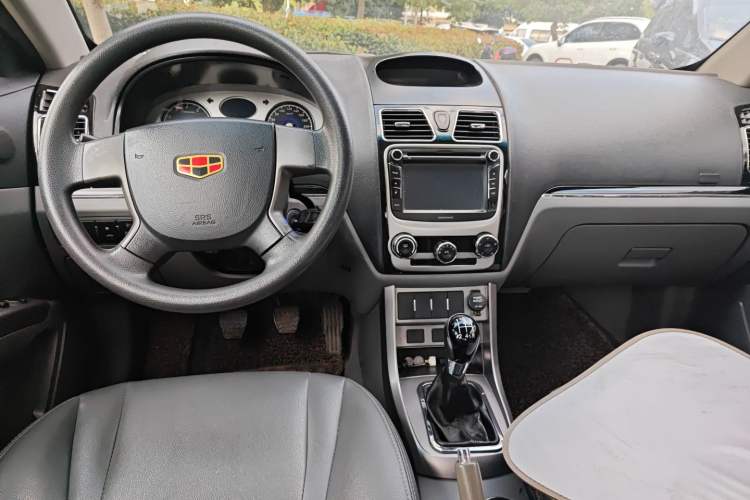 Used Geely Auto Classic Emgrand 2012 Sedan 1.5L Manual Chao Yue Huimin Model Center Console