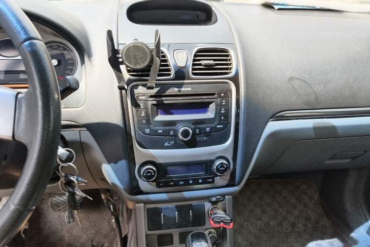 Used Geely Auto Classic Emgrand 2012 Hatchback 1.8L CVT Luxury Model Audio And AC Panel